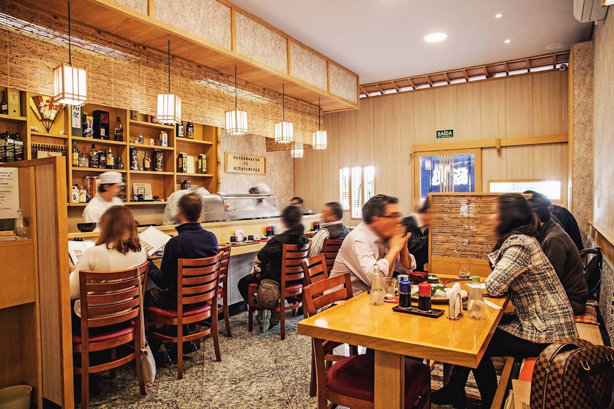 Salão e balcão do Sushi Kenzo Liberdade com clientes