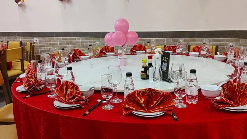 Mesa redonda no salão — Figueirinha Restaurante