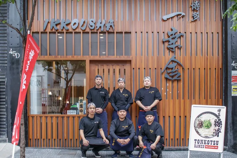 Equipe na fachada — Ikkousha Tonkotsu Ramen