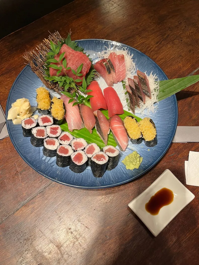 Combinado de sushi e sashimi do Kidoairaku