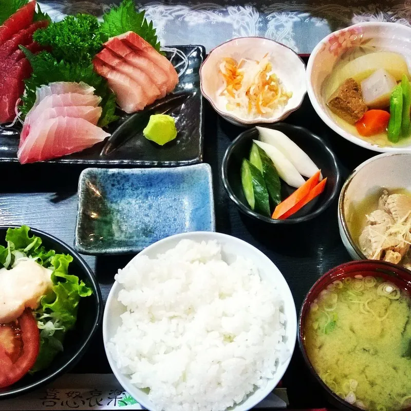 Teishoku com sashimi e missoshiru do Kidoairaku