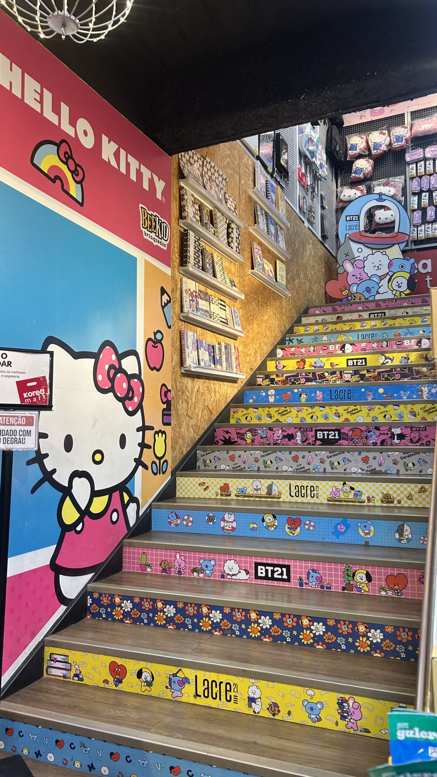 Escadaria interna do Korea Mart, Rua dos Estudantes 41, Liberdade (Google Maps Street View)