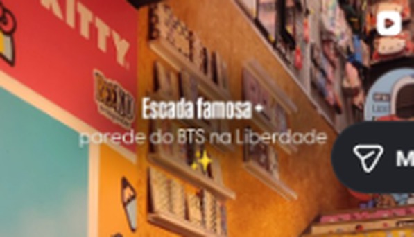Escada decorada com mural do BTS, dentro da loja (foto do Instagram @kmart.sp)