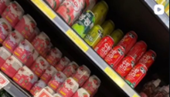 Prateleiras de bebidas e snacks coreanos no Korea Mart (foto do Instagram @kmart.sp)