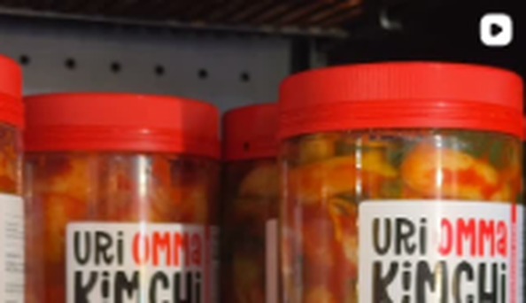 Potes de kimchi à venda no Korea Mart (foto do Instagram @kmart.sp)