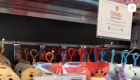 Prateleira de chaveiros e pelúcias de K-pop no Korea Mart (foto do Instagram @kmart.sp)