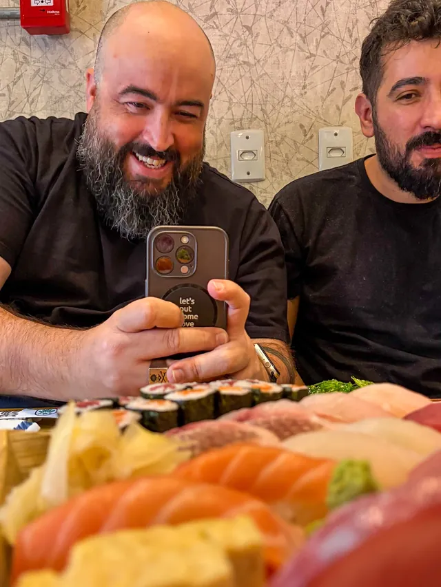 Clientes no salão — Sushi Kenzo Liberdade (foto do Instagram)