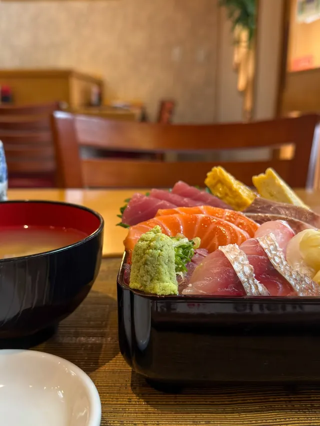 Mesa no salão — Sushi Kenzo Liberdade (foto do Instagram)
