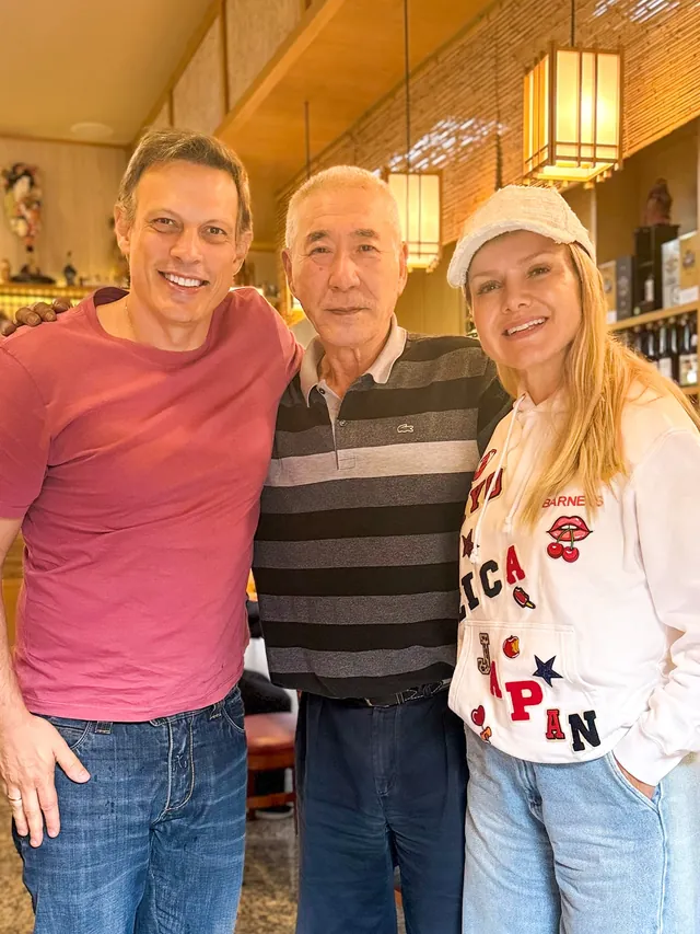 Clientes com a equipe — Sushi Kenzo Liberdade (foto do Instagram)