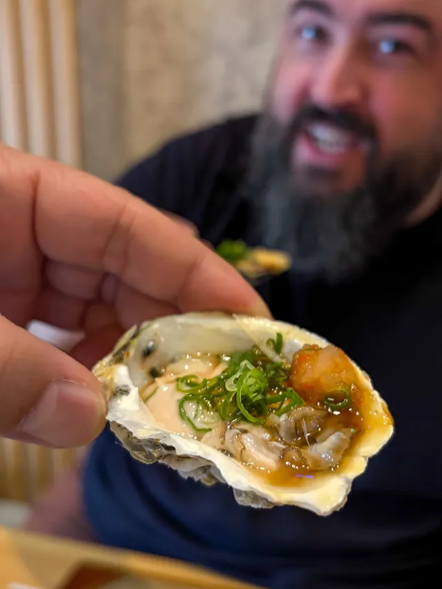 Ostra no balcão — Sushi Kenzo Liberdade (foto do Instagram)