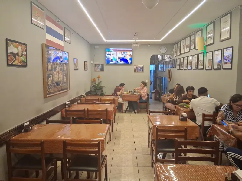 Tailandeses e filipino na Liberdade